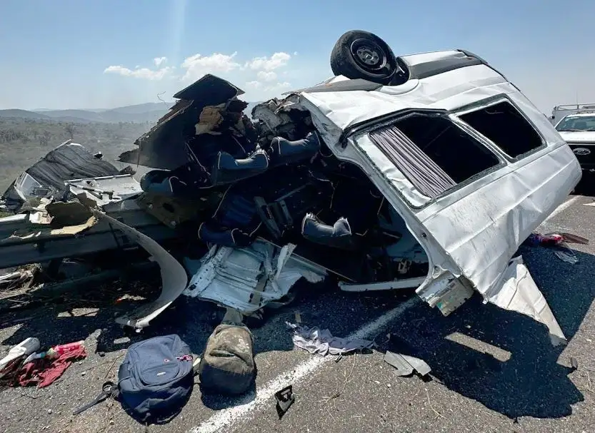 De acuerdo con autoridades del estado, a la altura del kilómetro 27 de la vía Cuacnopalan-Oaxaca, en el municipio de Santiago Miahuatlán, un tráiler cargado con cemento intentó rebasar, invadió el carril contrario y golpeó en un costado a un autobús de la línea AU, para después chocar de frente con una camioneta de pasajeros a la cual prácticamente partió en dos y que era donde viajaban la mayoría de las víctimas mortales. Además, se reportan dos lesionados.