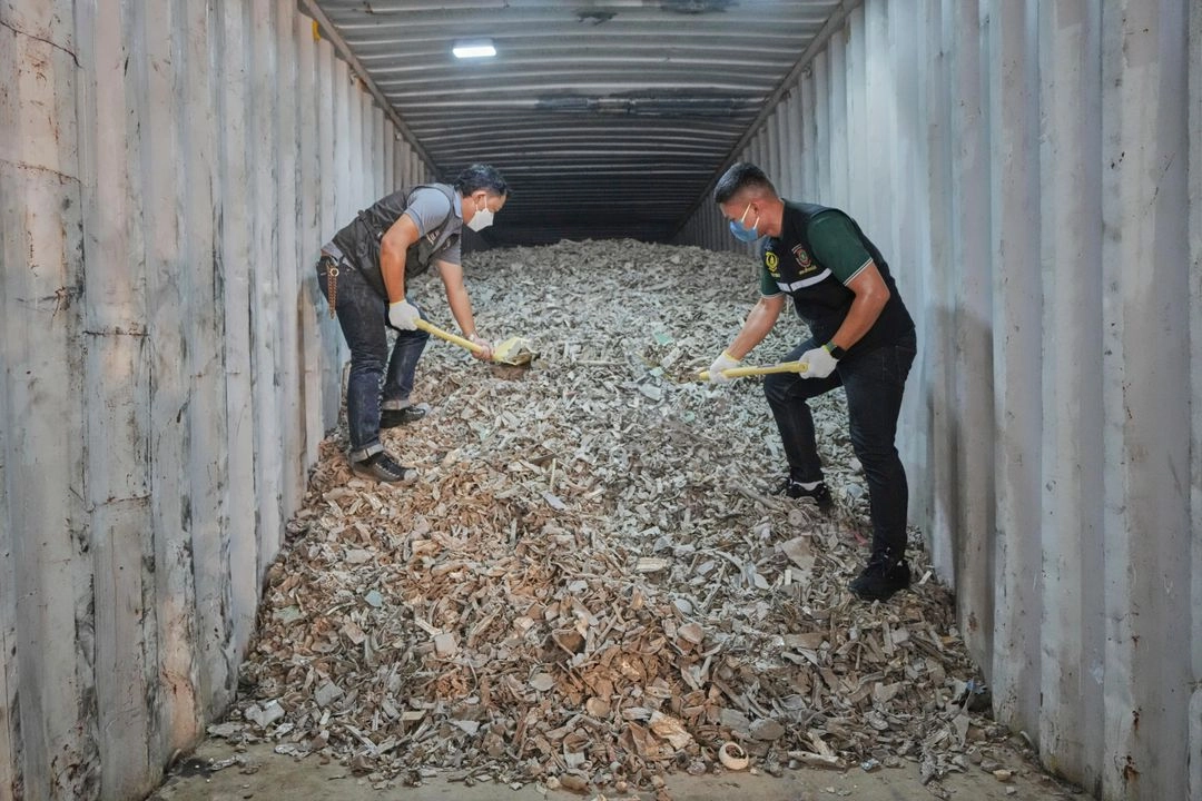 Funcionarios tailandeses muestran desechos electrónicos importados ilegalmente desde Estados Unidos, que, según afirman, incautaron en el puerto de Bangkok.