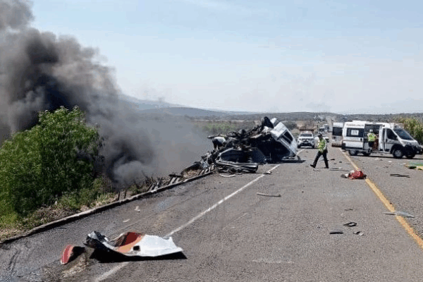 Docentes, deportistas y militares murieron en el choque de Puebla El accidente fue reportado en el kilómetro 27 de la autopista Cuacnopalan-Oaxaca.