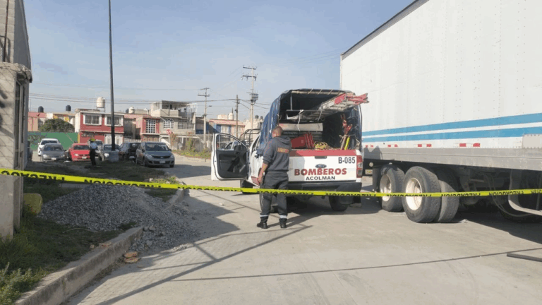 Elementos de protección civil detectaron un derrame de diésel de un tanque de 5 mil litros, propiedad de una tienda Aurrerá en Acolman, estado de México.