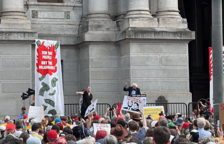 El congresista independiente Bernie Sanders durante su discurso en el mitin en pro de los trabajadores, en Filadelfia, Pensilvania.