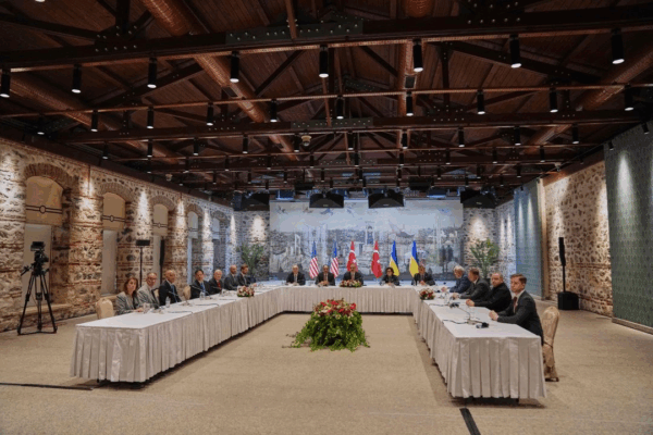 Comitivas de Rusia y Ucrania dialogan por vez primera en tres años de guerra Con la mediación de Turquía, se realizó el primer acercamiento entre las delegaciones de Rusia y Turquía en el palacio Dolmabahçe de Estambul.