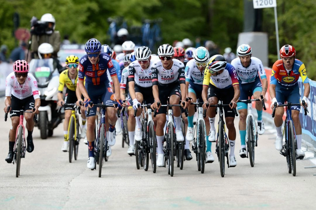 El ciclista mexicano (al centro) forjó una nueva épica, luego de apretar en un sprint final que le valió remontar al esloveno Primoz Roglic y entrar sólo por detrás de su compañero Juan Ayuso.