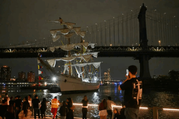 Personal de Nueva York descartó que el puente resultará afectado, pero continuaban revisando la estructura del mismo.
