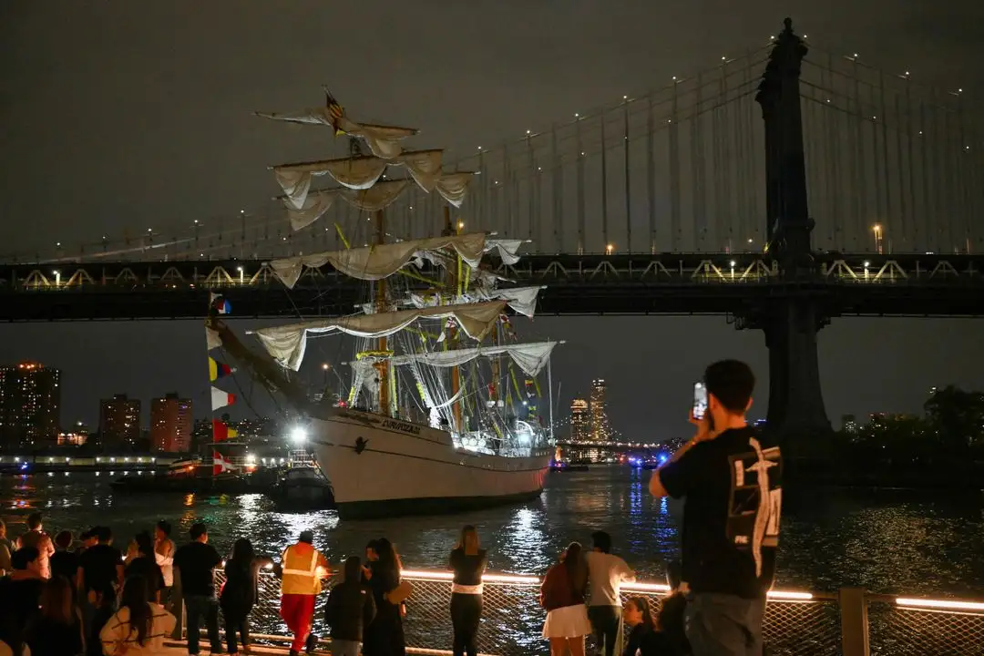 Personal de Nueva York descartó que el puente resultará afectado, pero continuaban revisando la estructura del mismo.