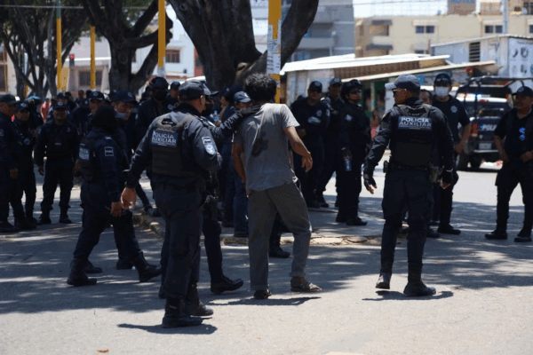 La defensora, Yesica Sánchez Maya de Consorcio para el Diálogo Parlamentario y la Equidad consideró que este operativo además de ser violatorio de los derechos humanos, es sólo un plan para distraer la atención, pues hay situaciones prioritarias como la atención de inseguridad en las colonias.