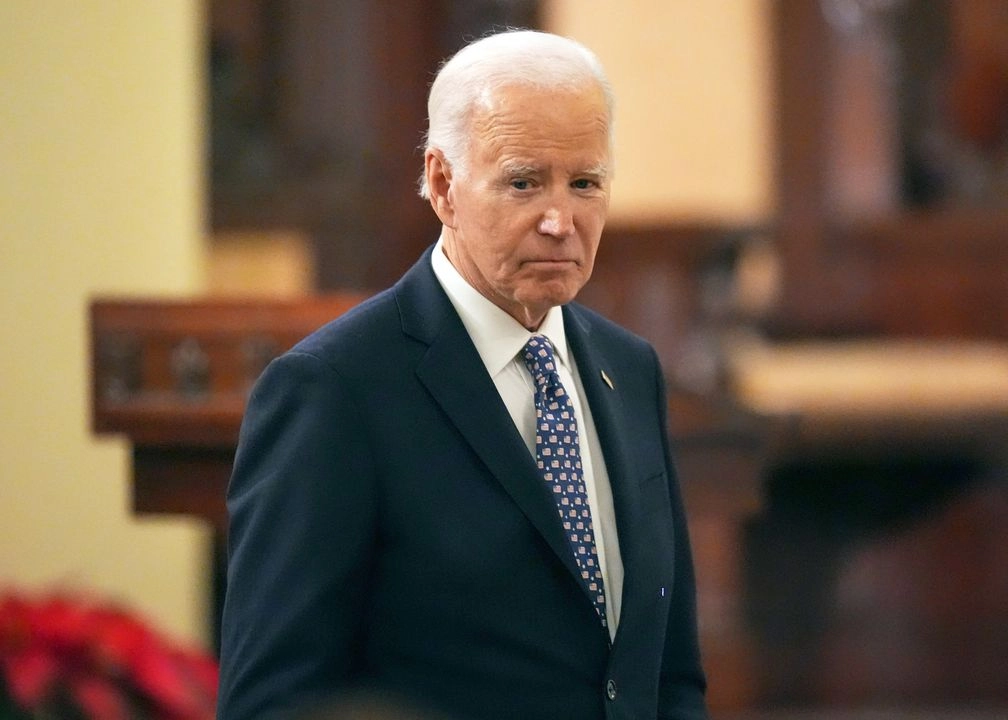 El presidente Joe Biden camina después de hablar durante un servicio de oración interreligioso por las víctimas del mortal ataque con camión en Año Nuevo, en Nueva Orleans, el 6 de enero de 2025.