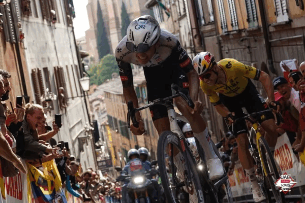 Isaac del Toro cruzó la meta en segundo lugar en Siena tras ser superado al final en un intenso duelo por el belga Wout van Aert (en la imagen, de amarillo). No obstante, el bajacaliforniano de 21 años consiguió lo que ningún mexicano en 116 años de historia de esa competencia: la maglia rosa, el distintivo para el pedalista que acumula el mejor tiempo y se coloca de líder, luego de correr la novena etapa del Giro de Italia.