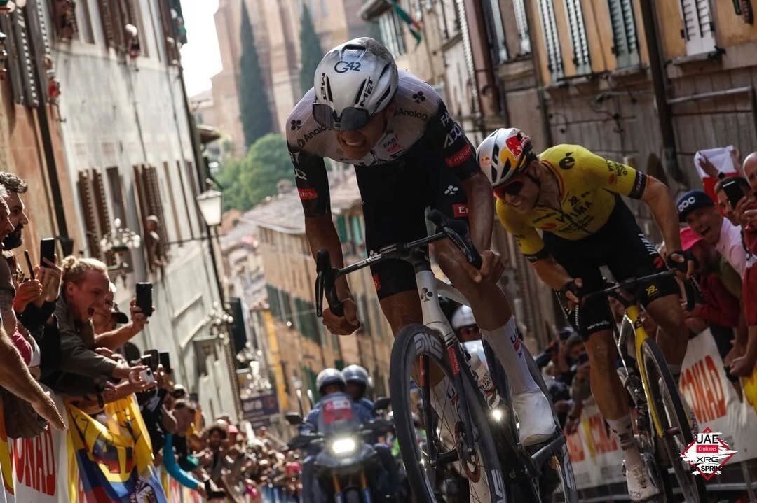 Isaac del Toro cruzó la meta en segundo lugar en Siena tras ser superado al final en un intenso duelo por el belga Wout van Aert (en la imagen, de amarillo). No obstante, el bajacaliforniano de 21 años consiguió lo que ningún mexicano en 116 años de historia de esa competencia: la maglia rosa, el distintivo para el pedalista que acumula el mejor tiempo y se coloca de líder, luego de correr la novena etapa del Giro de Italia.