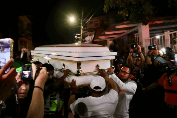 Custodiada por un fuerte operativo de más de 20 vehículos oficiales, la carroza fúnebre sorteó las calles de la capital del estado, para llegar a la colonia Emiliano Zapata.