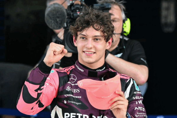 Kimi Antonelli logra la ‘pole’ para carrera esprint del GP de Miami A sus 18 años, Andrea Kimi Antonelli, de la escudería Mercedes, consiguió la 'pole position' para la carrera esprint del GP de Miami.