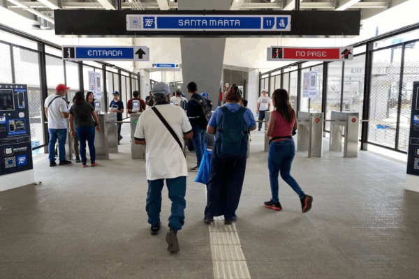 Algunos usuarios argumentaron los inconvenientes con el costo que implica trasladarse desde pueblos, colonias y unidades habitacionales, ubicadas en municipios del suroriente y que no tienen acceso directo a la terminal o las estaciones de este nuevo sistema de transporte eléctrico.