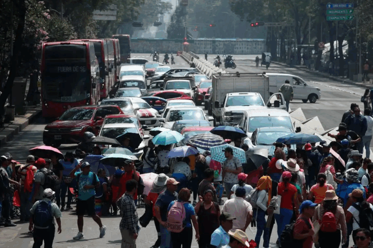 Maestros integrantes de la CNTE de diferentes estados, bloquean la circulación en Paseo de la Reforma, en la Ciudad de México, 21 de mayo de 2025.