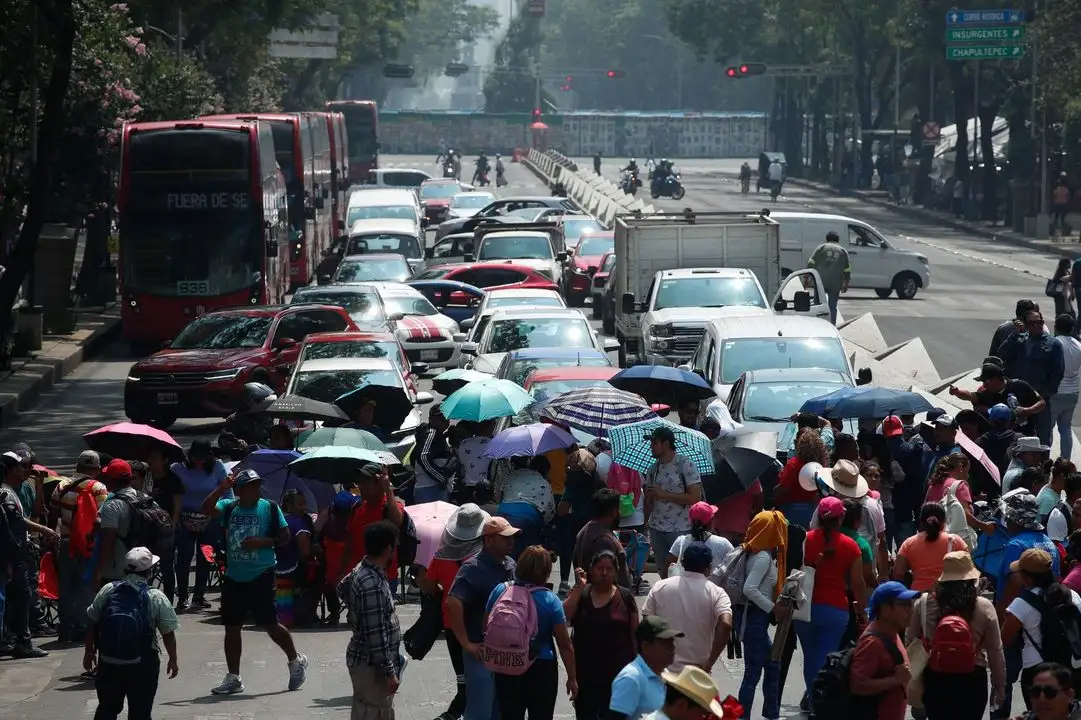 Maestros integrantes de la CNTE de diferentes estados, bloquean la circulación en Paseo de la Reforma, en la Ciudad de México, 21 de mayo de 2025.