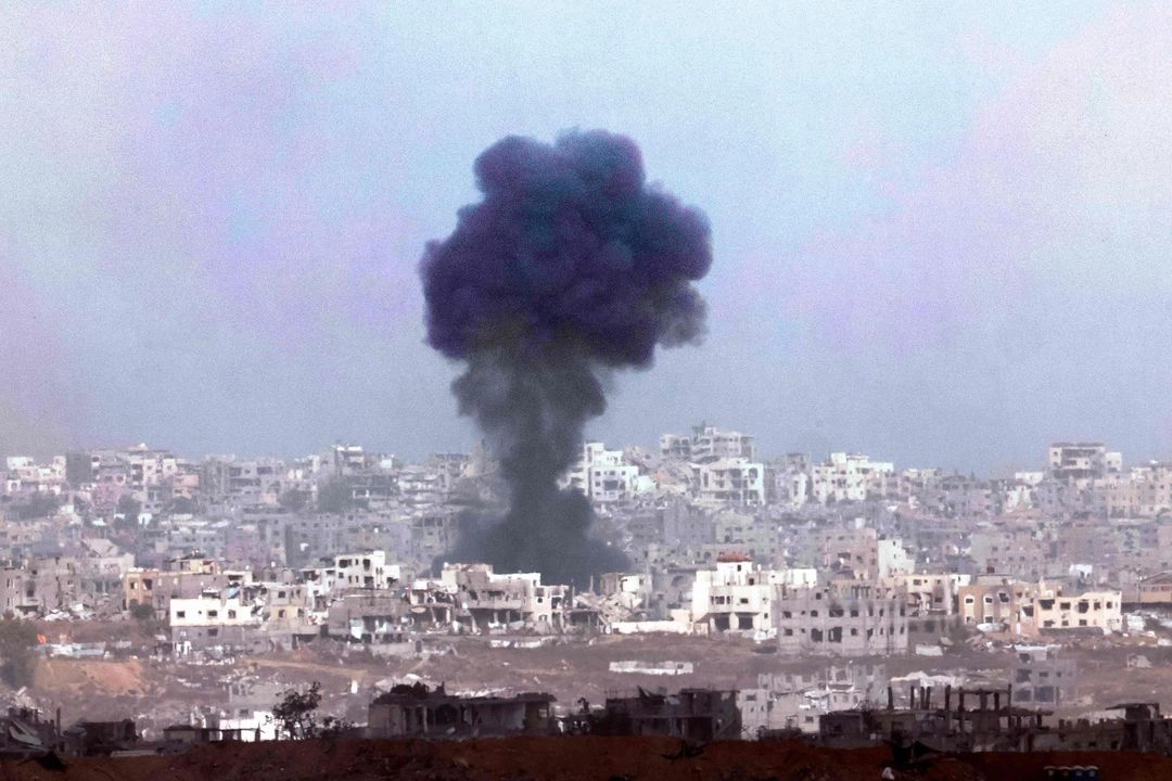 El primer ministro israelí, Benjamin Netanyahu, prometió el 26 de mayo repatriar a todos los rehenes, tanto vivos como muertos, mientras los rescatistas de Gaza afirmaban que los ataques israelíes habían matado al menos a 52 personas en el enclave palestino devastado por la guerra.