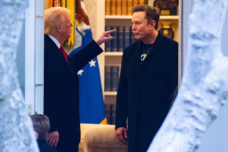 El magnate tecnológico y hombre más rico del mundo anunció ayer que dejará su cargo de asesor principal del mandatario. La renuncia se da un día después de sus críticas al proyecto de ley fiscal republicano.