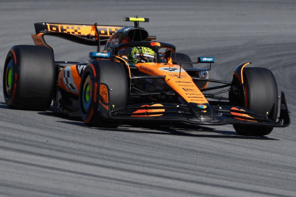 McLaren domina ensayos libres del GP de España El piloto británico de McLaren, Lando Norris, conduce durante los segundos entrenamientos libres del Gran Premio de España de Fórmula 1 en el Circuit de Catalunya en Montmeló, a las afueras de Barcelona, el 30 de mayo de 2025.