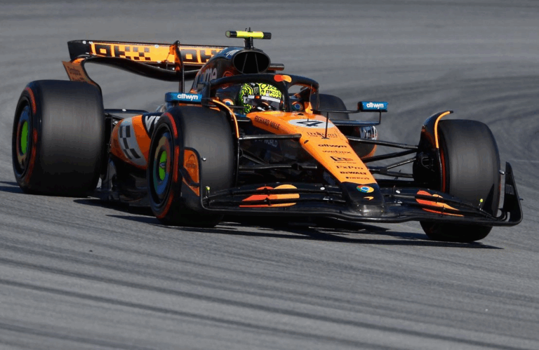El piloto británico de McLaren, Lando Norris, conduce durante los segundos entrenamientos libres del Gran Premio de España de Fórmula 1 en el Circuit de Catalunya en Montmeló, a las afueras de Barcelona, el 30 de mayo de 2025.