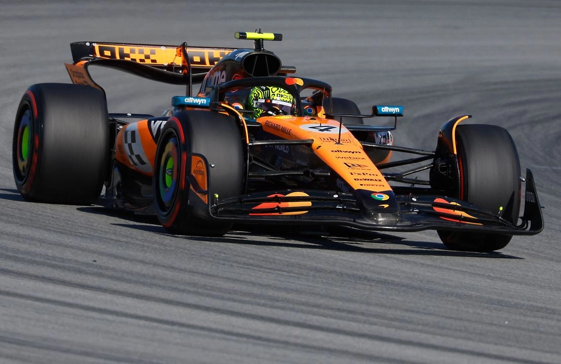El piloto británico de McLaren, Lando Norris, conduce durante los segundos entrenamientos libres del Gran Premio de España de Fórmula 1 en el Circuit de Catalunya en Montmeló, a las afueras de Barcelona, el 30 de mayo de 2025.