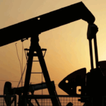 La OPEP+ anunció este sábado que acordó acelerar el aumento de la producción de petróleo por segundo mes consecutivo, elevando el bombeo en junio en 411 mil barriles por día, a pesar de la caída de los precios y las expectativas de una menor demanda.