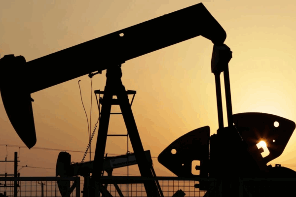 OPEP+ acuerda otra alza acelerada de producción de petróleo La OPEP+ anunció este sábado que acordó acelerar el aumento de la producción de petróleo por segundo mes consecutivo, elevando el bombeo en junio en 411 mil barriles por día, a pesar de la caída de los precios y las expectativas de una menor demanda.