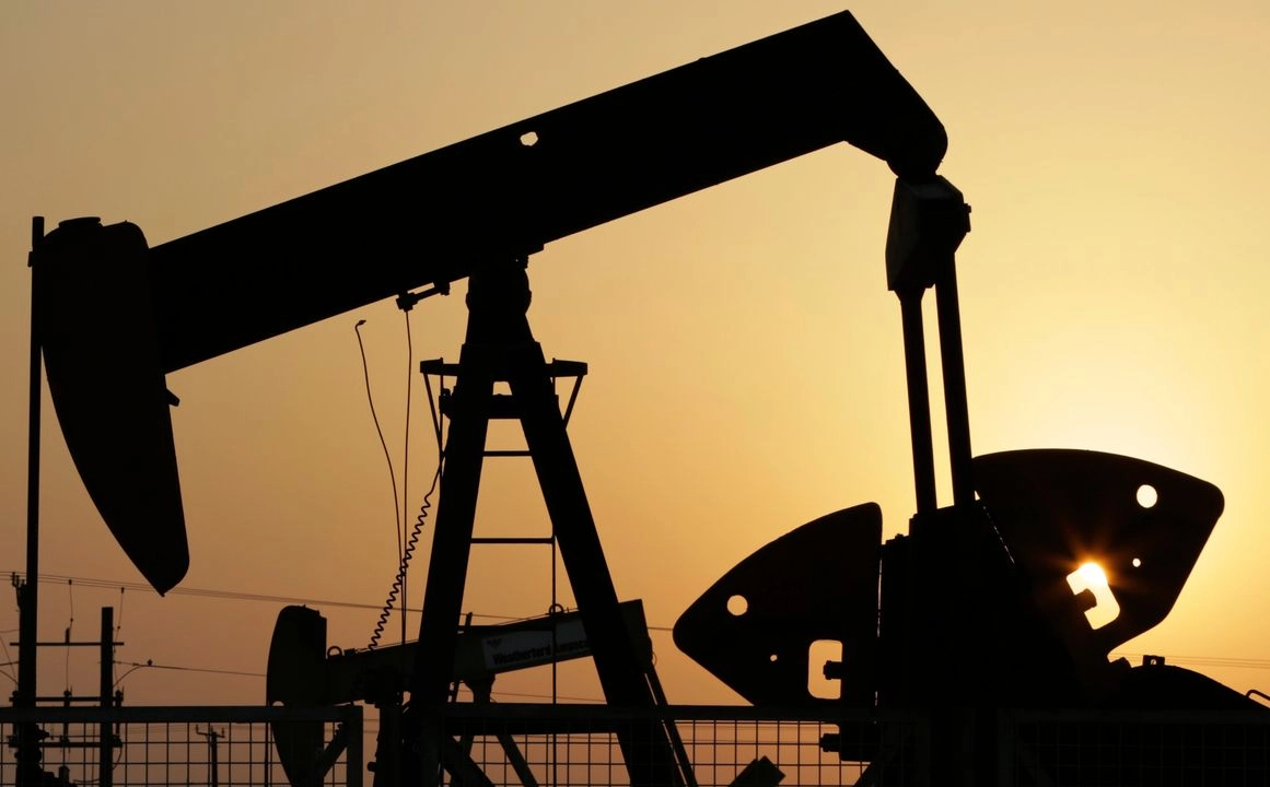 La OPEP+ anunció este sábado que acordó acelerar el aumento de la producción de petróleo por segundo mes consecutivo, elevando el bombeo en junio en 411 mil barriles por día, a pesar de la caída de los precios y las expectativas de una menor demanda.