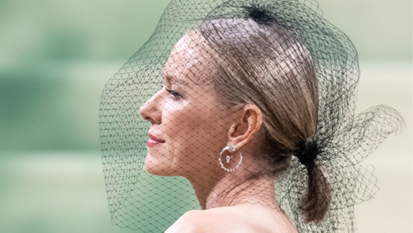 Met Gala: Los 5 peinados más extravagantes que han marcado tendencia Hay noches en las que el cabello deja de ser solo cabello y se transforma en escultura, en statement, en arte puro.
