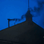 Una columna de humo negro sale de la chimenea de la Capilla Sixtina durante el cónclave de cardenales para elegir a un nuevo Papa, en el Vaticano, el 7 de mayo de 2025.