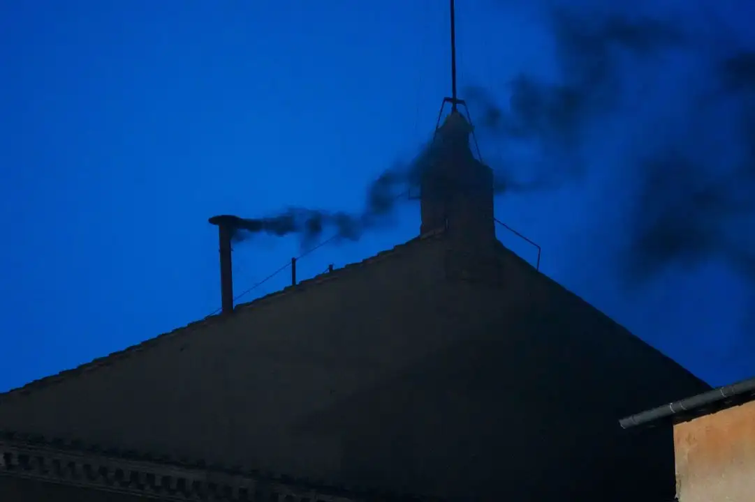 Una columna de humo negro sale de la chimenea de la Capilla Sixtina durante el cónclave de cardenales para elegir a un nuevo Papa, en el Vaticano, el 7 de mayo de 2025.