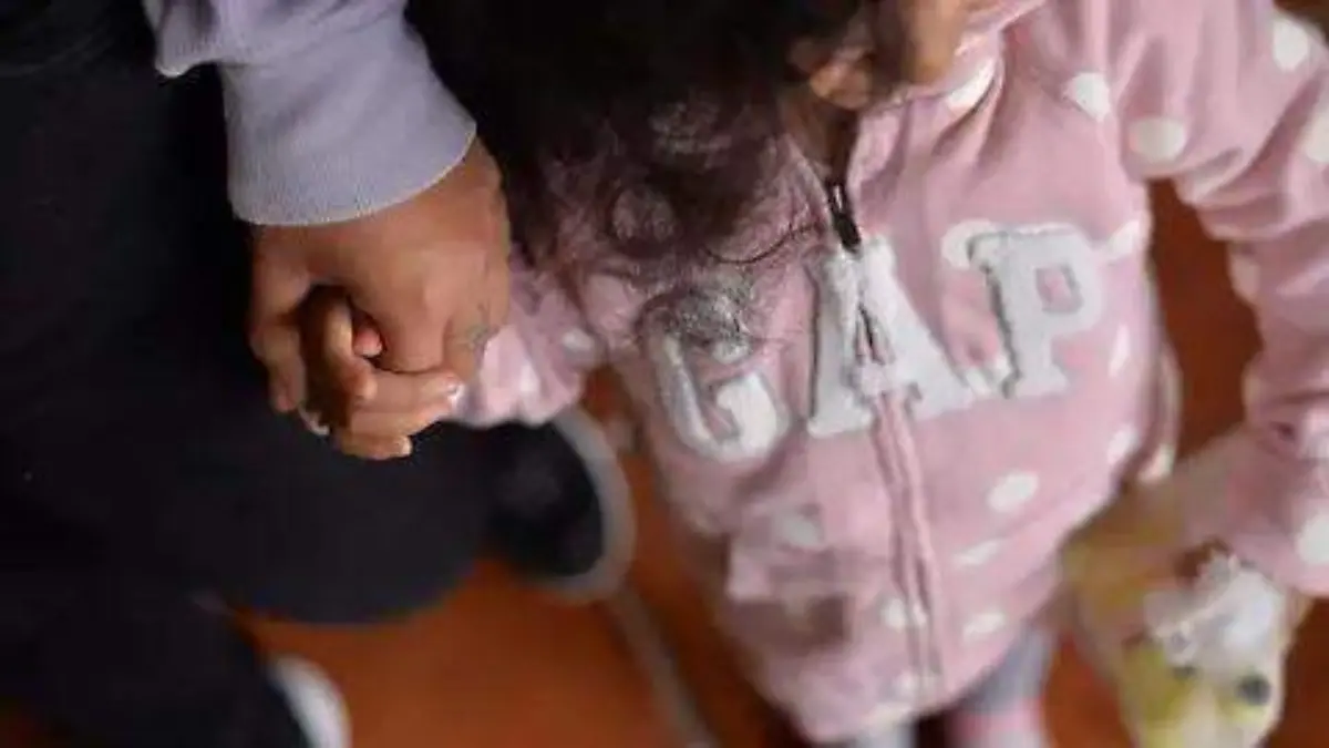 Diputados buscan tipificar este delito en el código penal y civil del Estado de México; las iniciativas plantean pérdida de patria potestad y penas de prisión para agresores que usan a menores como instrumento de violencia