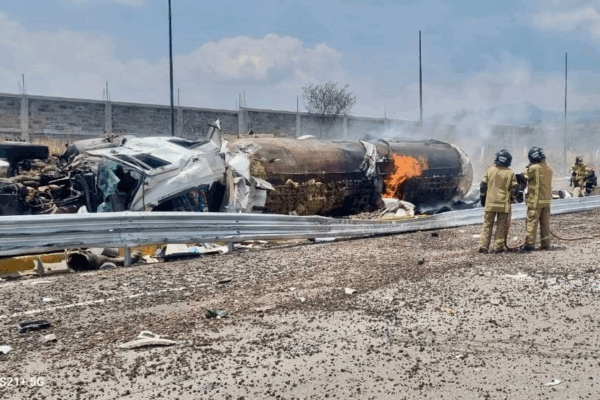 Volcadura de pipa con diésel deja 3 personas lesionadas Se desvió la circulación a carretera libre a la altura del kilómetro 63 en el poblado de Río Frío.
