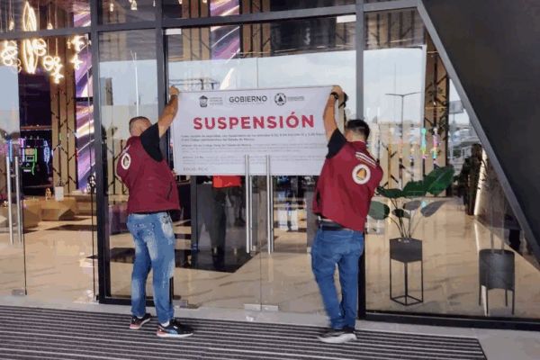 Gobierno suspende actividades de casino en Naucalpan Funcionarios del Gobierno del Estado de México durante la clausura del establecimiento.