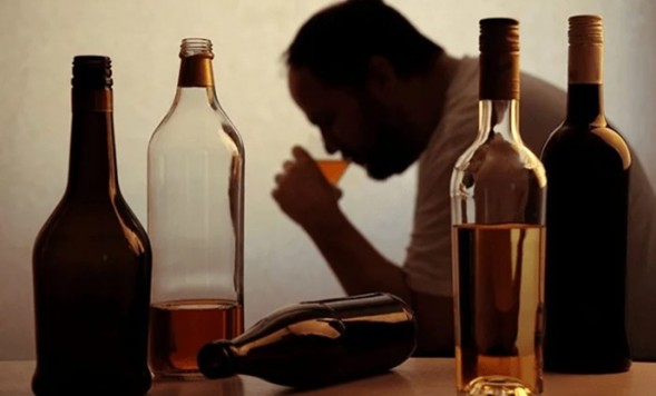 El director técnico de Asociación DUAL de España, el psicólogo Raúl Izquierdo, alerta de que los menores tienden a imitar el patrón de consumo de alcohol de sus progenitores; "si los padres abusan con frecuencia o en determinados contextos, sus hijos tenderán a imitar ese modelo", afirma.