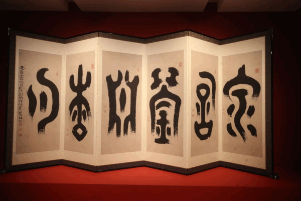 Gesto, poesía e imagen convergen armónicos y misteriosos en la exposición Trazos de aliento: Caligrafía japonesa, en el Museo Kaluz.