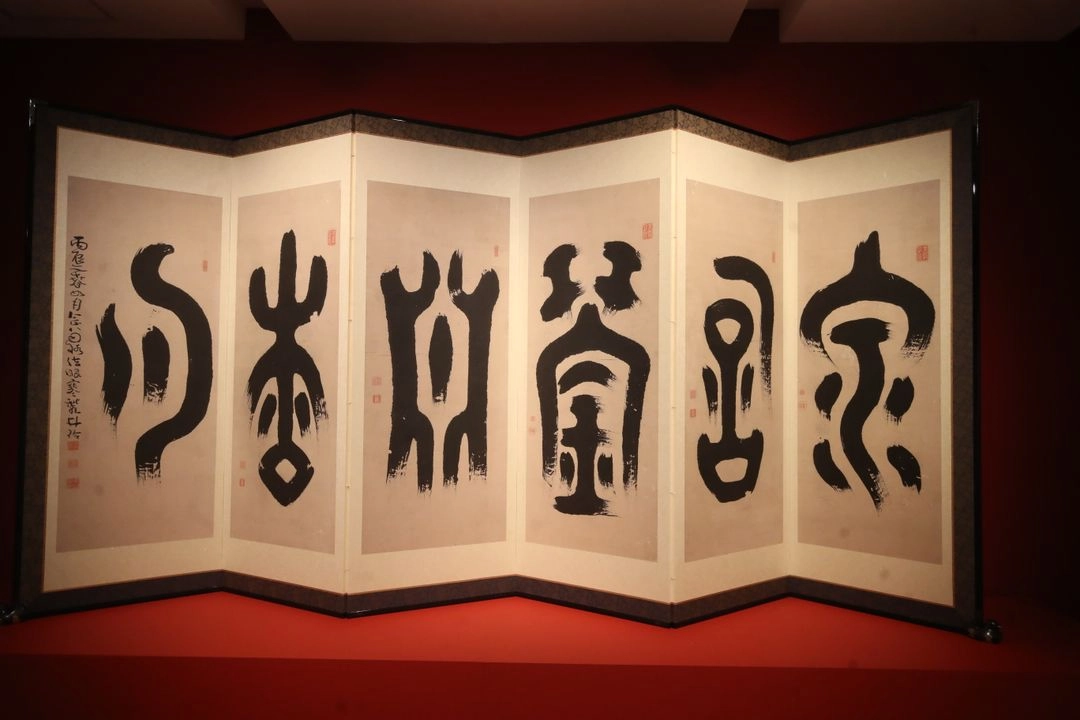 Gesto, poesía e imagen convergen armónicos y misteriosos en la exposición Trazos de aliento: Caligrafía japonesa, en el Museo Kaluz.