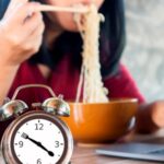 Puedes comer pastel, solo hazlo despacio. Los expertos tienden a centrarse en los tipos de alimentos que puedes comer para mejorar tu salud. Pero la velocidad a la que devoras tu cena importa tanto como el tipo de comida.