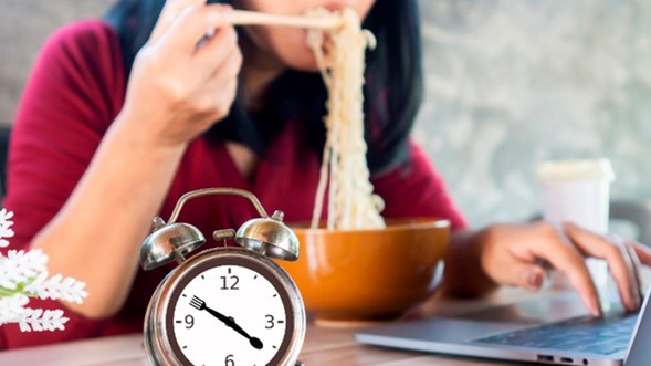 Puedes comer pastel, solo hazlo despacio. Los expertos tienden a centrarse en los tipos de alimentos que puedes comer para mejorar tu salud. Pero la velocidad a la que devoras tu cena importa tanto como el tipo de comida.