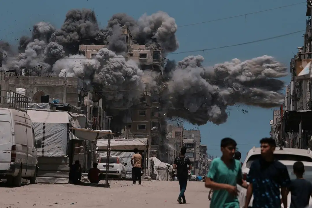 Al menos 31 personas murieron y más de 170 resultaron heridas a un kilómetro del centro de reparto de víveres de una organización auspiciada por Estados Unidos en Rafah. Testigos afirmaron que el ejército israelí les disparó desde cuadricópteros, tanques y drones. La Agencia de Naciones Unidas para los Refugiados de Palestina en Medio Oriente deploró el atroz crimen con muertos en masa. Una cirujana británica describió la escena de “carnicería absoluta”.