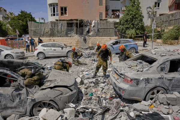 Soldados israelíes trabajan entre los escombros de edificios residenciales destruidos por un ataque con misiles iraníes que mató a varias personas, en Beersheba, Israel, el 24 de junio de 2025.