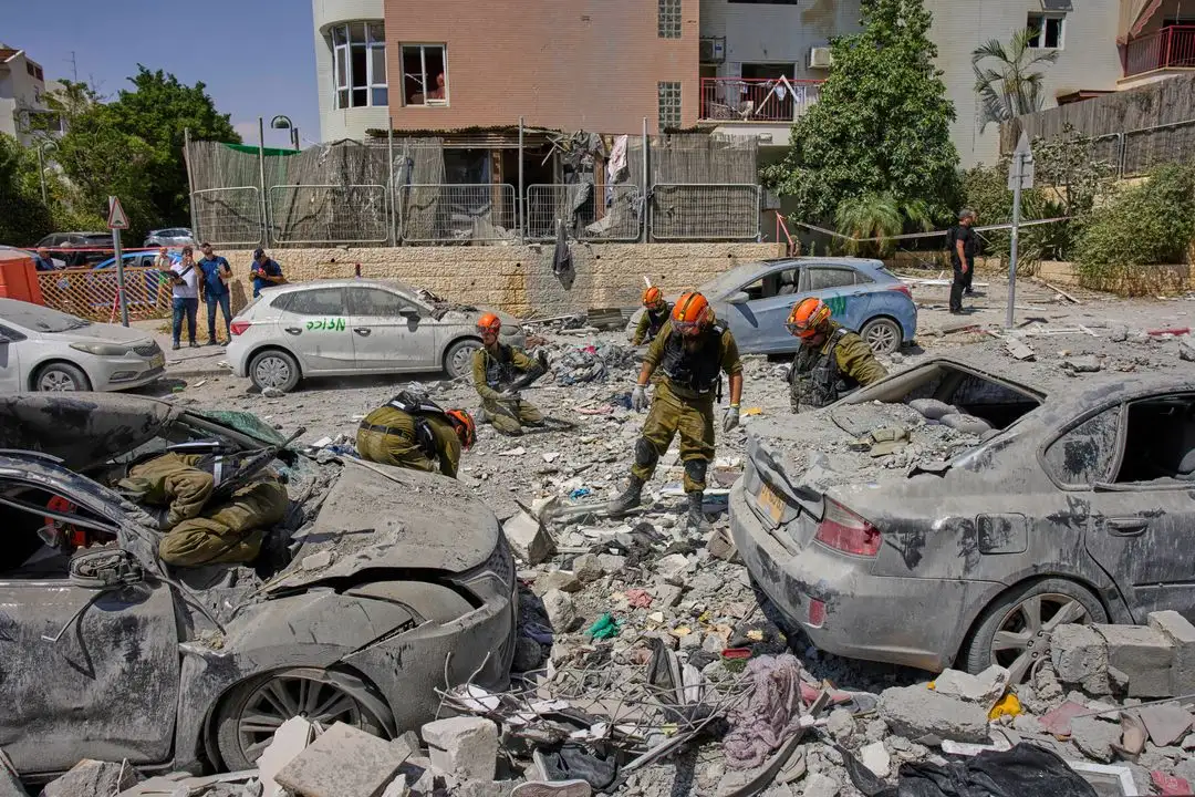 Soldados israelíes trabajan entre los escombros de edificios residenciales destruidos por un ataque con misiles iraníes que mató a varias personas, en Beersheba, Israel, el 24 de junio de 2025.