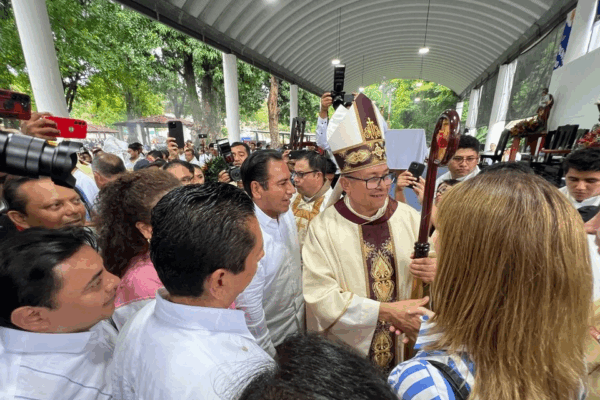 Monseñor Luis Manuel López Alfaro asumió el cargo de obispo de la diócesis de Tapachula, Chiapas; a la ceremonia asistió el gobernador de la entidad, Eduardo Ramírez Aguilar.