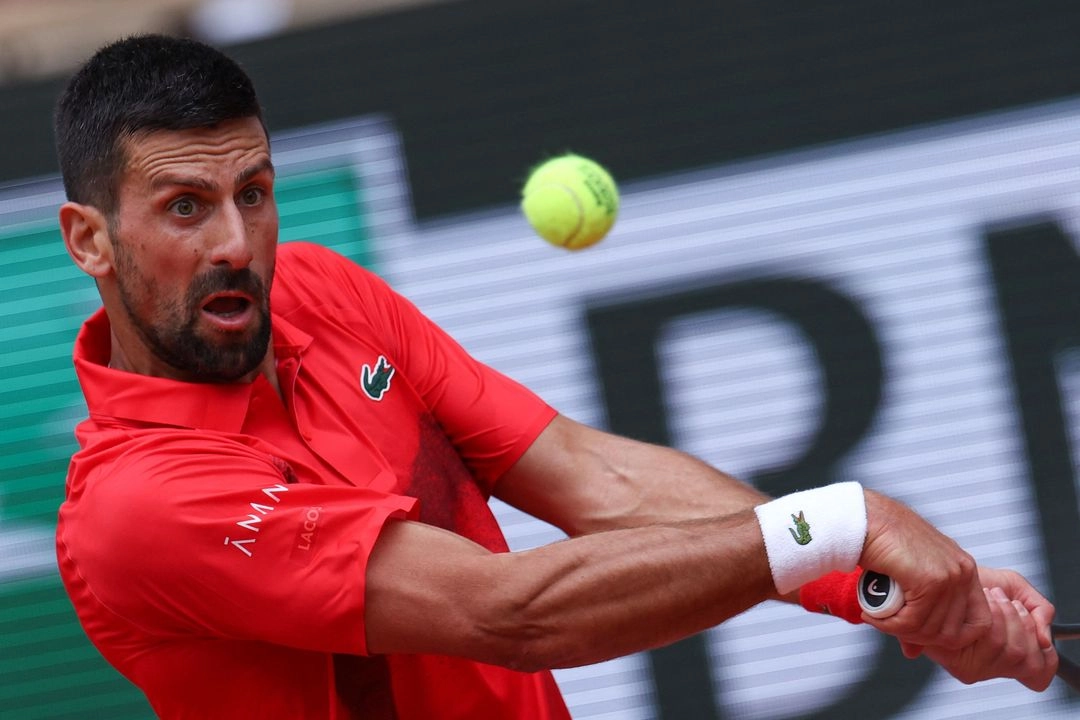 El serbio Novak Djokovic mira la pelota mientras juega contra el británico Cameron Norrie durante su partido individual masculino en el día 9 del torneo de tenis Abierto de Francia en la cancha Philippe-Chatrier en el Complejo Roland-Garros en París el 2 de junio de 2025.
