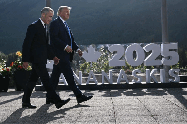 El primer ministro canadiense, Mark Carney, y el presidente estadunidense, Donald Trump, durante la Cumbre del Grupo de los Siete (G7) en el campo de golf de Kananaskis Country, en Kananaskis, Alberta, Canadá.