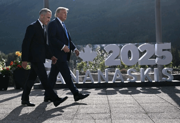 El primer ministro canadiense, Mark Carney, y el presidente estadunidense, Donald Trump, durante la Cumbre del Grupo de los Siete (G7) en el campo de golf de Kananaskis Country, en Kananaskis, Alberta, Canadá.