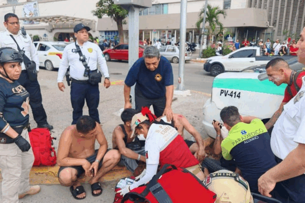 Un trabajador de la playa Papagayo en Acapulco murió luego de ser atacado por un grupo de turistas.