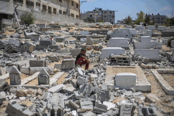 Un niño palestino observa las tumbas destruidas por fuerzas israelíes, que atacaron la mezquita de Ansar y el cementerio adyacente en Deir-el-Balah, en la zona central de la franja de Gaza.