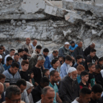 Palestinos rezan junto a las ruinas de una mezquita destruida hace pocos días por proyectiles del ejército israelí, en Deir al Balah.