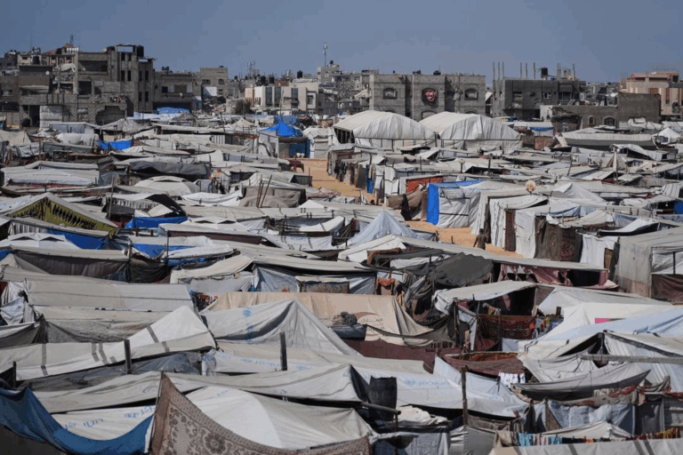 Un campamento de tiendas de campaña improvisado para palestinos desplazados se ve en Khan Younis, Gaza.