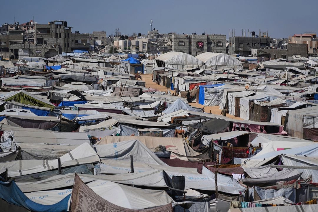 Un campamento de tiendas de campaña improvisado para palestinos desplazados se ve en Khan Younis, Gaza.