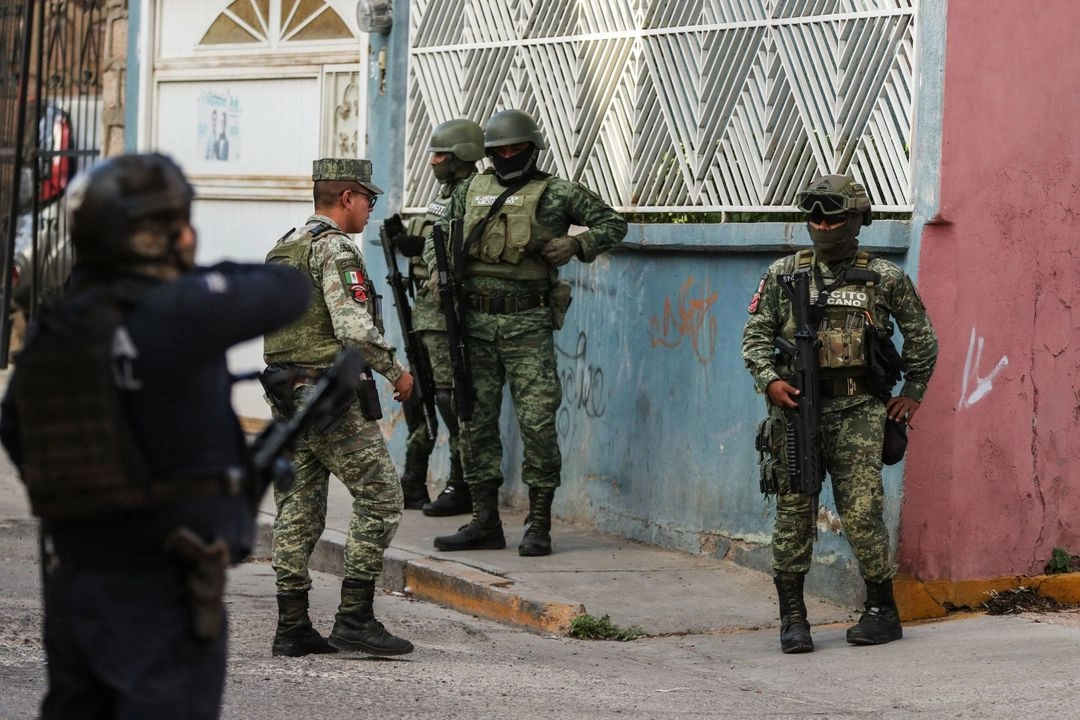 En el interior se encontraron los cuerpos de cinco personas Rubén “N” de 45 años de edad, Fernanda “N” de 23 años de edad, Alicia “N” de 65 años; además de dos menores de 17 y 15 años de edad; todos integrantes de una familia.